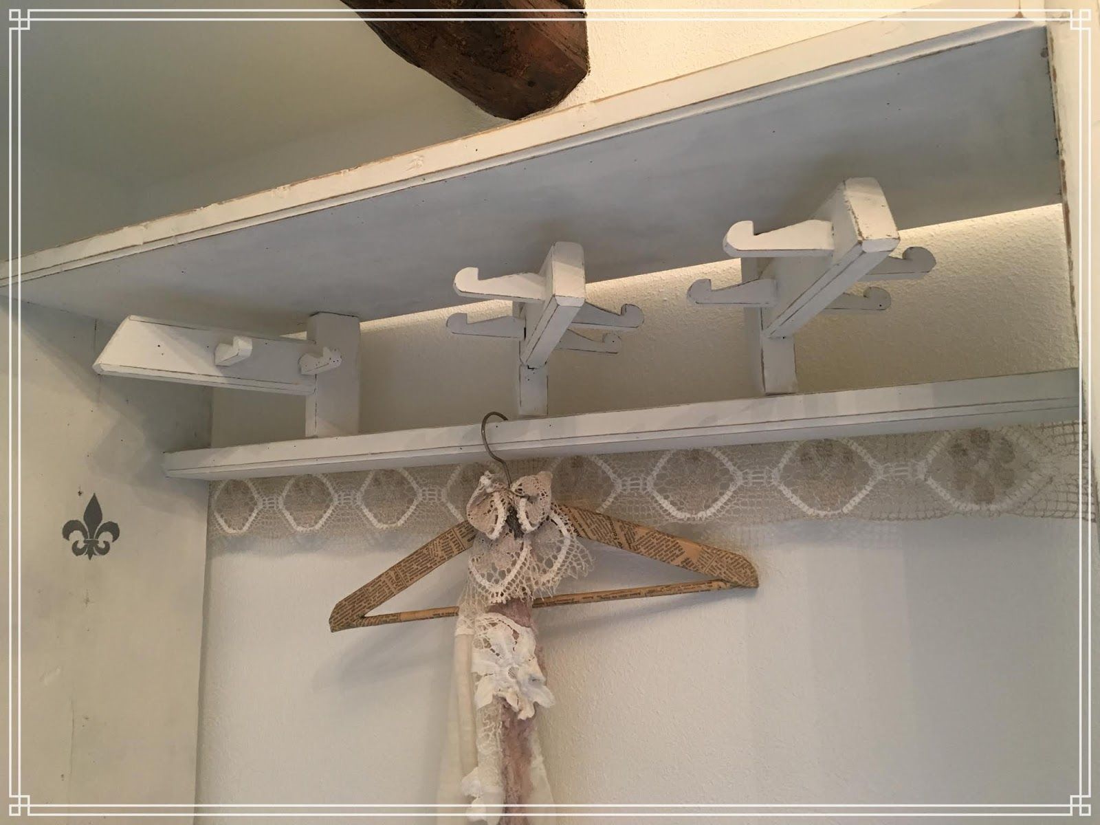 Shabby-Garderobe mit antiker Spitze - so romantisch!